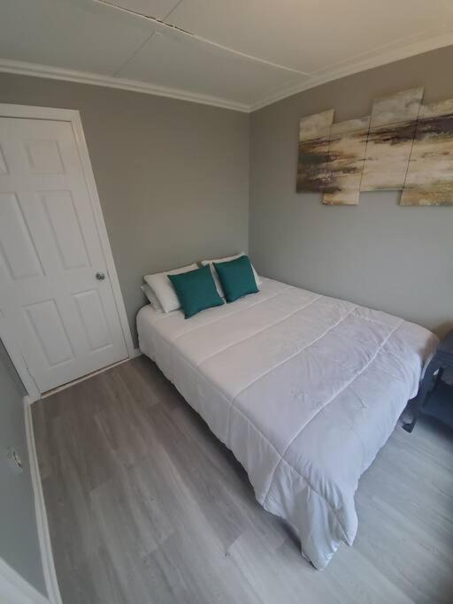 Beachy Bay Breeze Bungalow 2Br With Parking And Close To Many Amenities. Вест-Гейвен Екстер'єр фото